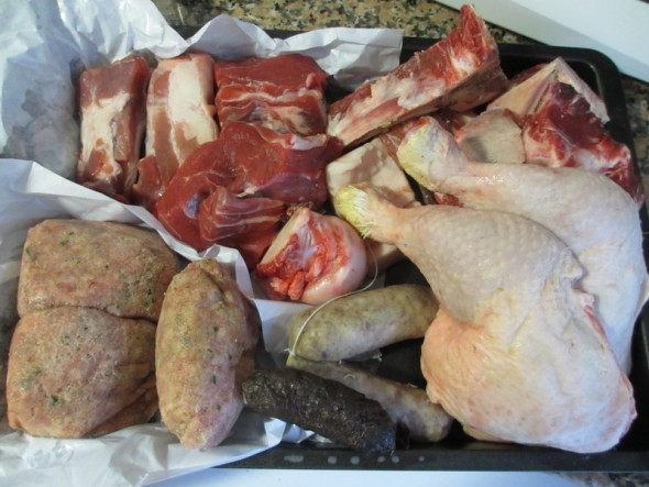 材料：ペロタと呼ばれる肉団子、鶏肉、牛肉、豚肉、ハムの骨などとにかく色々。